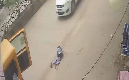 CG News: चलती स्कूल वैन का गेट खुला, सड़क पर गिरा मासूम; बड़ा हादसा टला