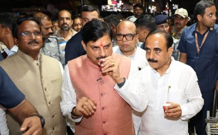 मुख्यमंत्री डॉ. यादव ने शहर का भ्रमण दो पहिया वाहन और पैदल चल कर किया
