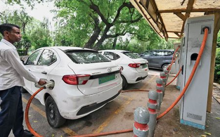 तेल संकट के बीच बढ़ी इलेक्ट्रिक वाहनों की मांग, चार्जिंग इंफ्रास्ट्रक्चर की कमी बनी बड़ी चुनौती
