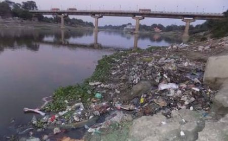 एनजीटी ने गोमती किनारे निर्माण कार्यों पर लगाई अंतरिम रोक: 2,500 करोड़ की परियोजनाएं प्रभावित होने की आशंका