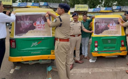 नशे से दूरी, है ज़रूरी 2.0 अभियान तेज, झाबुआ पुलिस ने ऑटो और सवारी वाहनों पर लगाए नशामुक्ति संदेश