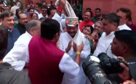 संसद में धर्मेंद्र प्रधान का भव्य स्वागत, इस्तीफे के बाद पहली बार पहुंचे तो NDA सांसदों ने पाग पहनाकर किया अभिनंदन