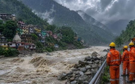 Uttarakhand Weather: उत्तराखंड में मूसलाधार बारिश से हालात बेकाबू, फ्लैश फ्लड का अलर्ट; कई जिलों में स्कूल बंद