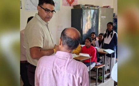 नवागत कलेक्टर रत्नाकर झा ने विद्यालयों एवं छात्रावास का किया निरीक्षण