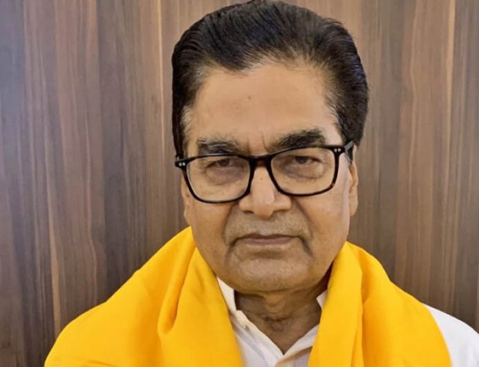 राम गोपाल यादव के WhatsApp पर लगी रोक, रोज 5 हजार लोगों को भेजते थे