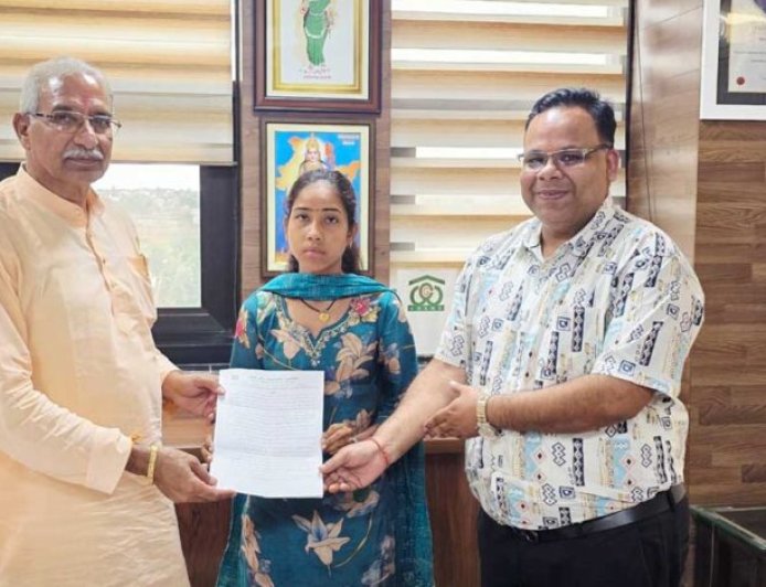छत्तीसगढ़ स्टेट वेयरहाउसिंग कार्पोरेशन के कर्मचारियों को उपहार
