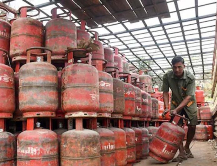 LPG Users Alert: बदल सकता है गैस सिलेंडर खरीदने का तरीका, सरकार के नए प्लान से क्या होगा असर?