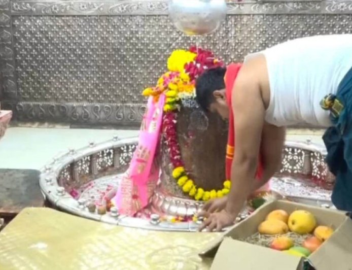 उज्जैन में बाबा महाकाल को चढ़ाया ₹2.5 लाख किलो वाला खास आम, जबलपुर के भक्त 12 साल से निभा रहे अनोखी परंपरा
