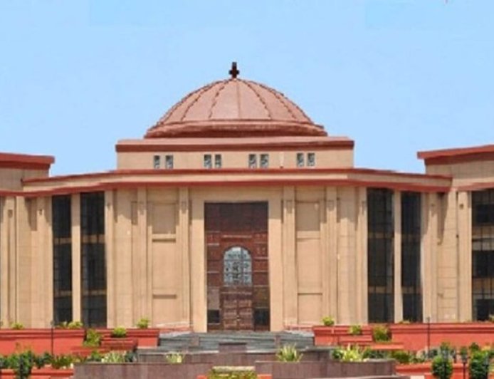 आवारा कुत्तों और मवेशियों पर हाईकोर्ट सख्त! राज्य सरकार से मांगी जवाबदेही, 22 सितंबर तक प्रगति रिपोर्ट तलब