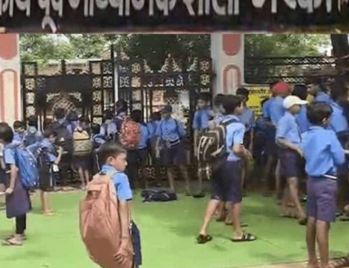 CG के सरकारी स्कूलों में लापरवाही! बिना उपस्थिति पूरी सैलरी ले रहे शिक्षक, छात्र परेशान