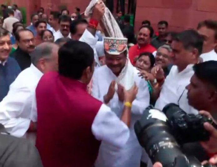 संसद में धर्मेंद्र प्रधान का भव्य स्वागत, इस्तीफे के बाद पहली बार पहुंचे तो NDA सांसदों ने पाग पहनाकर किया अभिनंदन