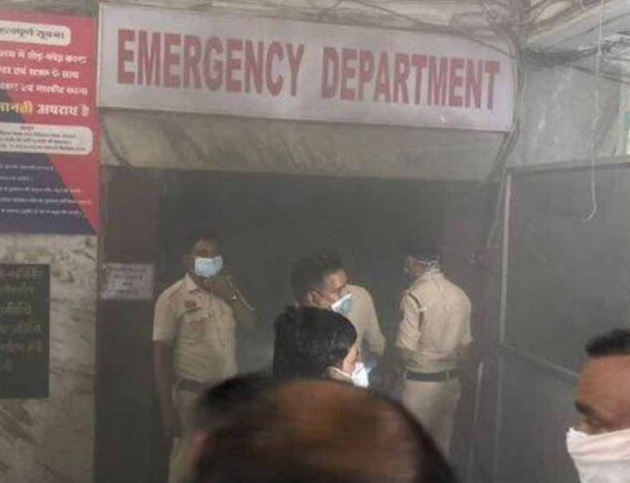 रायपुर के मेकाहारा अस्पताल के इमरजेंसी वार्ड में आग, मचा हड़कंप; पुलिस और दमकल की टीम मौके पर