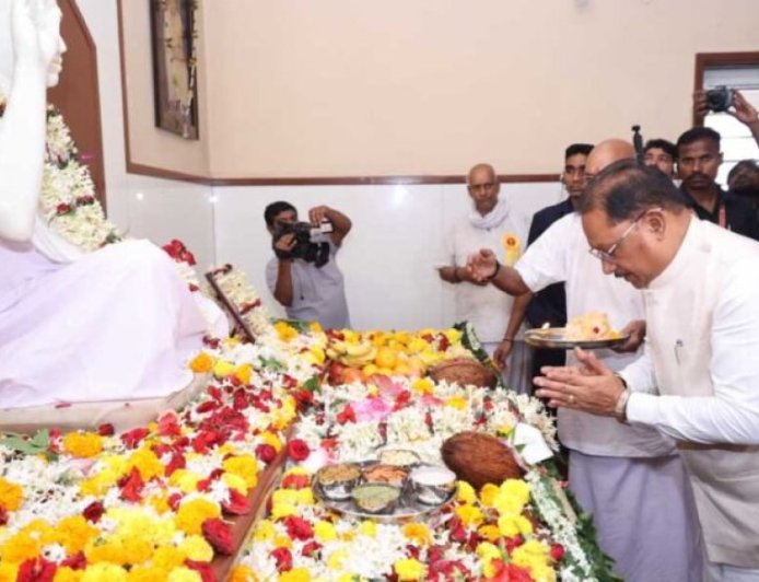 गुरु पूर्णिमा पर मुख्यमंत्री ने अघोर गुरु पीठ बनोरा में किए गुरु दर्शन, बाबा प्रियदर्शी राम से लिया आशीर्वाद