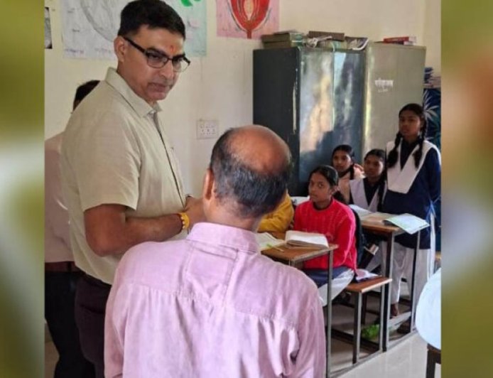 नवागत कलेक्टर रत्नाकर झा ने विद्यालयों एवं छात्रावास का किया निरीक्षण