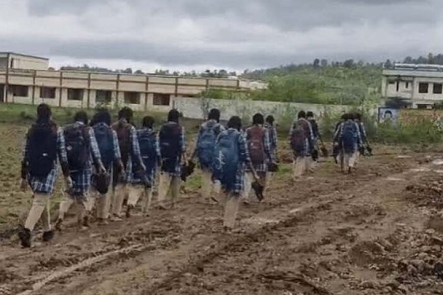 हल्की बारिश में दलदल बना सीएम राइज स्कूल मार्ग, छात्रों की बढ़ी परेशानी