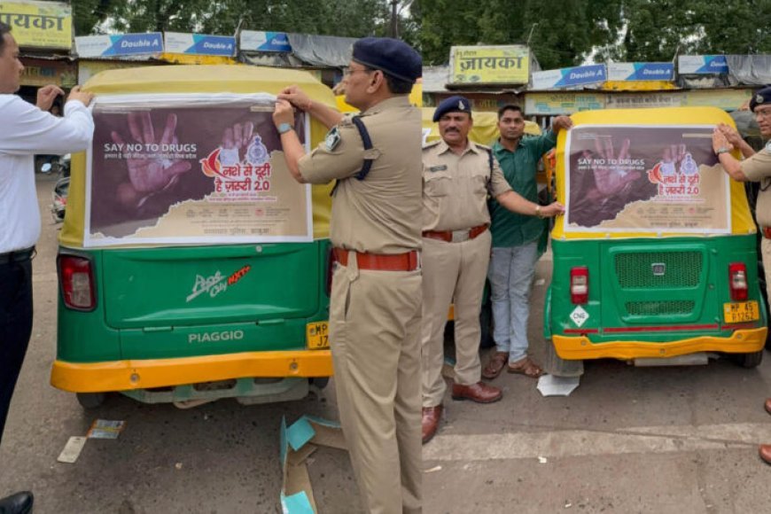 नशे से दूरी, है ज़रूरी 2.0 अभियान तेज, झाबुआ पुलिस ने ऑटो और सवारी वाहनों पर लगाए नशामुक्ति संदेश