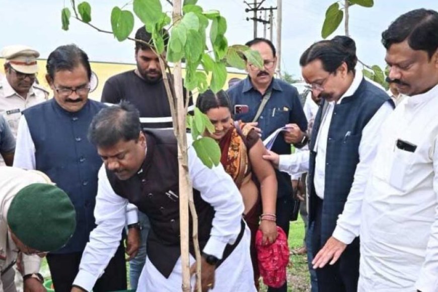 धमतरी बना प्रदेश का पहला जिला, जहाँ PACS  के जरिए किसानों को मिलेगी ड्रोन स्प्रेयर सेवा