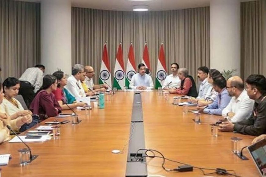 प्रह्लाद जोशी ने संभाला शिक्षा मंत्रालय, परीक्षा सुधार और NEP पर होगी नजर