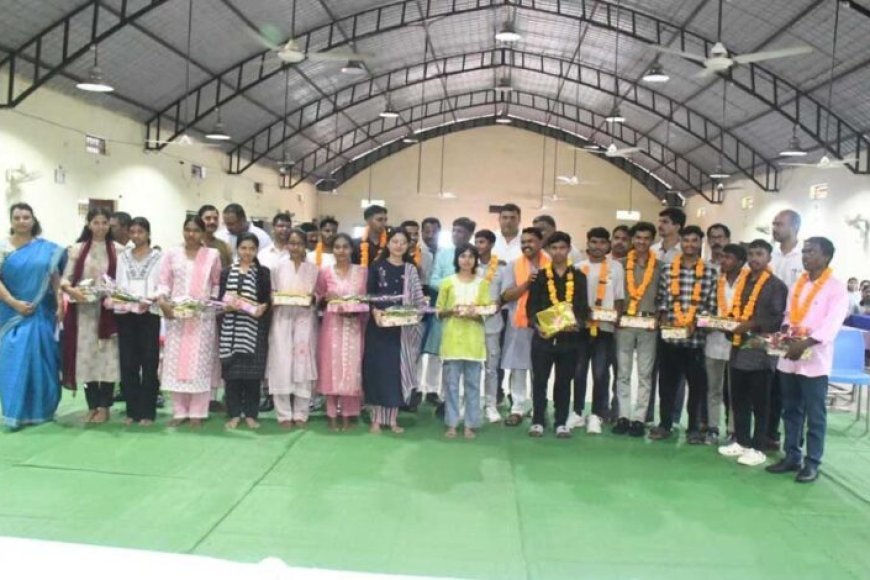 छू लो आसमान के सफल विद्यार्थियों का वन मंत्री  केदार कश्यप ने किया सम्मान