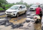 सड़कें बनीं मौत का जाल, गड्ढों में उतरकर फूटा जनता का गुस्सा: कांग्रेस-भाजपा एक मंच पर, नगर पंचायत की कार्यशैली पर गंभीर सवाल
