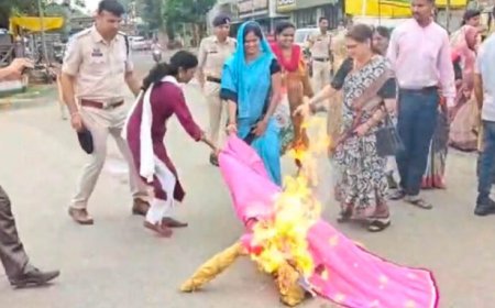महिलाओं के सम्मान पर सियासत गरम: केंद्रीय मंत्री प्रह्लाद जोशी और सांसद कंगना रनौत के खिलाफ महिला कांग्रेस का उग्र प्रदर्शन, सार्वजनिक माफी की मांग
