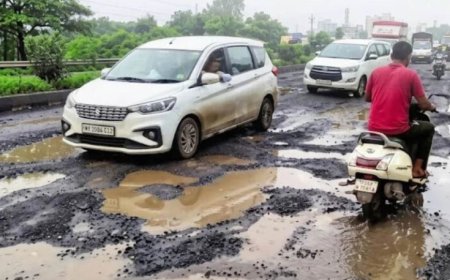 सड़कें बनीं मौत का जाल, गड्ढों में उतरकर फूटा जनता का गुस्सा: कांग्रेस-भाजपा एक मंच पर, नगर पंचायत की कार्यशैली पर गंभीर सवाल