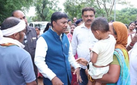 बाढ़ प्रभावित परिवारों के बीच पहुंचे वन मंत्री केदार कश्यप