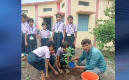 प्रदेश सचिव राजेंद्र सोलंकी ने एक वृक्ष स्कूल प्रांगण में लगाया