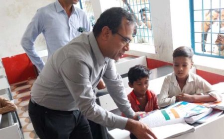 स्कूल शिक्षा विभाग के प्रमुख सचिव ने बच्चों के साथ बैठकर देखी पढ़ाई, शिक्षकों से संवाद कर शिक्षा की गुणवत्ता पर दिए सुझाव
