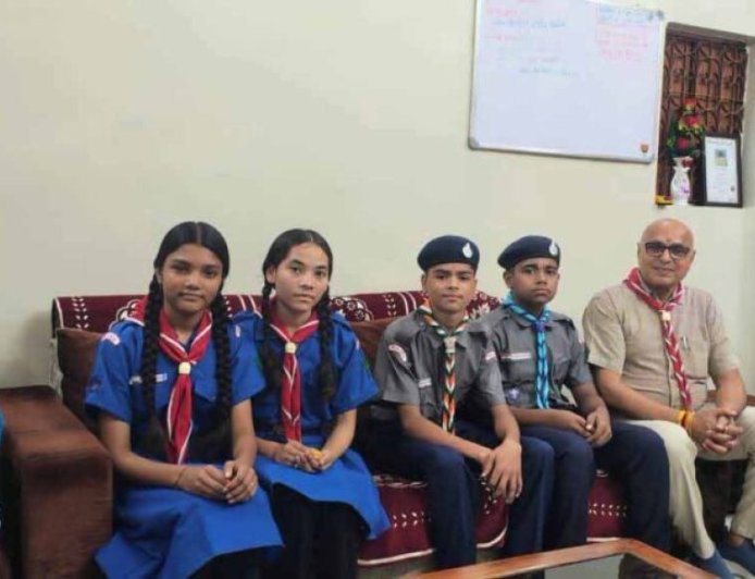 विश्व स्कार्फ दिवस पर सांसद, कलेक्टर सहित जनप्रतिनिधियों एवं अधिकारियों को पहनाया गया स्काउट स्कार्फ