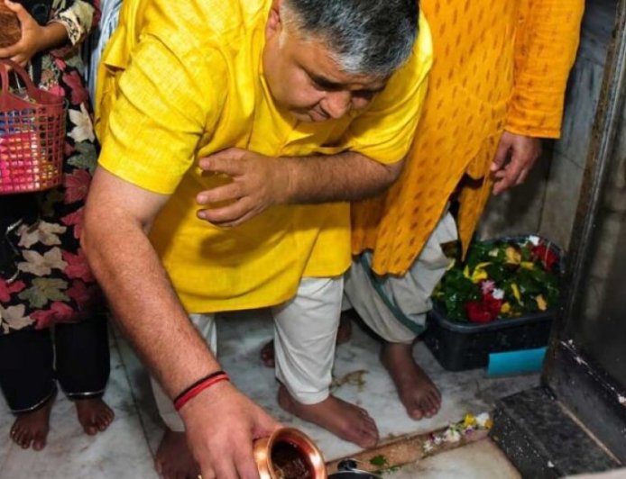 श्रावण के प्रथम सोमवार पर कैबिनेट मंत्री  राजेश अग्रवाल ने लखनपुर शिव मंदिर में विधि-विधान से किया जलाभिषेक,  प्रदेशवासियों के सुख, शांति, समृद्धि और खुशहाली की कामना