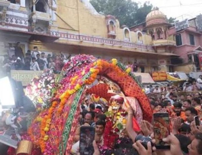 श्रावण के प्रथम सोमवार भगवान  महाकाल मनमहेश स्वरूप में नगर भ्रमण पर निकले
