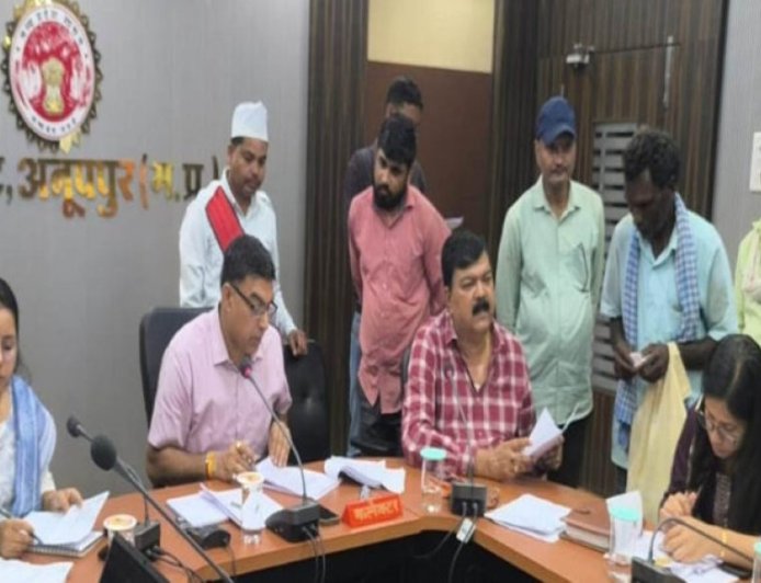 जनसुनवाई में कलेक्टर ने 48 आवेदकों की सुनी समस्याएं