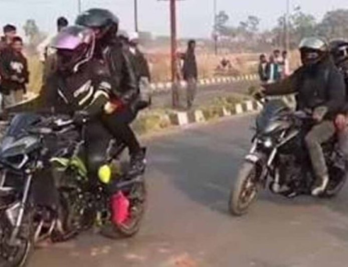 CG में स्टंटबाज बाइकर्स गैंग पर पुलिस का एक्शन, कान पकड़कर माफी मांगने पर मजबूर हुए युवक