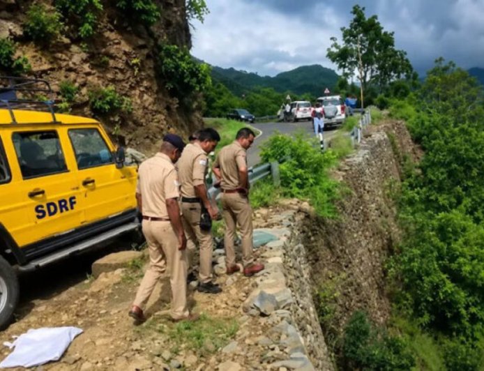 देवप्रयाग-पौड़ी रोड पर भीषण हादसा, 250 फीट गहरी खाई में गिरी बोलेरो; एक ही परिवार के 5 लोगों की मौत