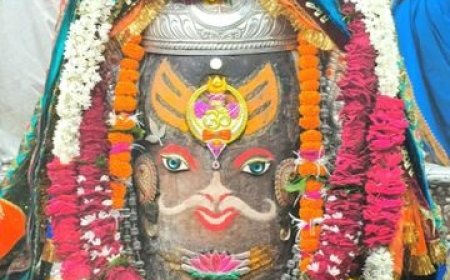 Mahakal Bhasma Aarti: भस्म आरती में राजसी और रौद्र स्वरूप में सजे बाबा महाकाल, चांदी के मुकुट से हुआ शृंगार
