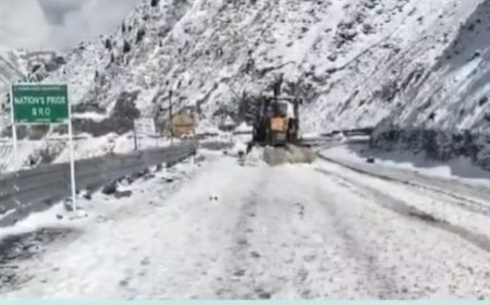 पहाड़ों पर सीजन की पहली बर्फबारी, जम्मू-कश्मीर और हिमाचल में बढ़ी ठंड; केदारनाथ हेलिकॉप्टर सेवा प्रभावित