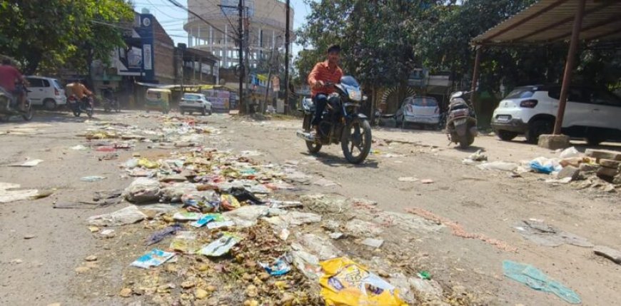 इंदौर में सफाईकर्मियों की हड़ताल से बिगड़ी सफाई व्यवस्था, घरों में सड़ता रहा कचरा; बुधवार को भी जारी रहेगा प्रदर्शन